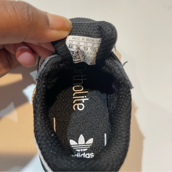 ADIDAS- baby boy sz 4K sneakers - Picture 4 of 7